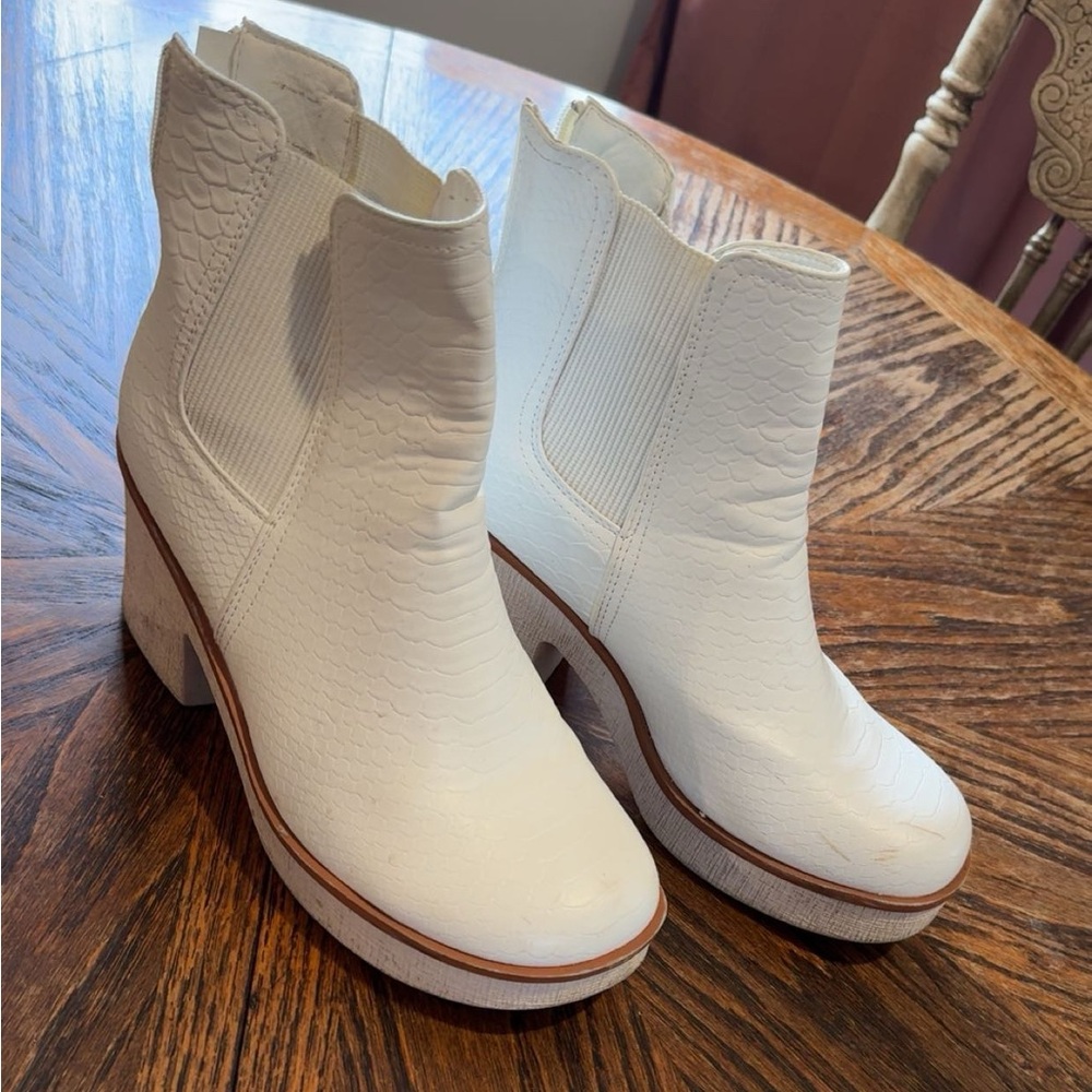 Pierre Dumas White Ankle Boots. Women’s size 9